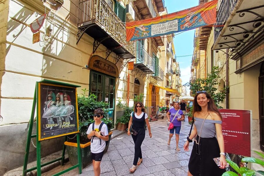 Palermo in 2 ore Monumenti principali e Mercati storici - Meeting In Front of Feltrinelli: Fast Start, Realistic End Near the Port