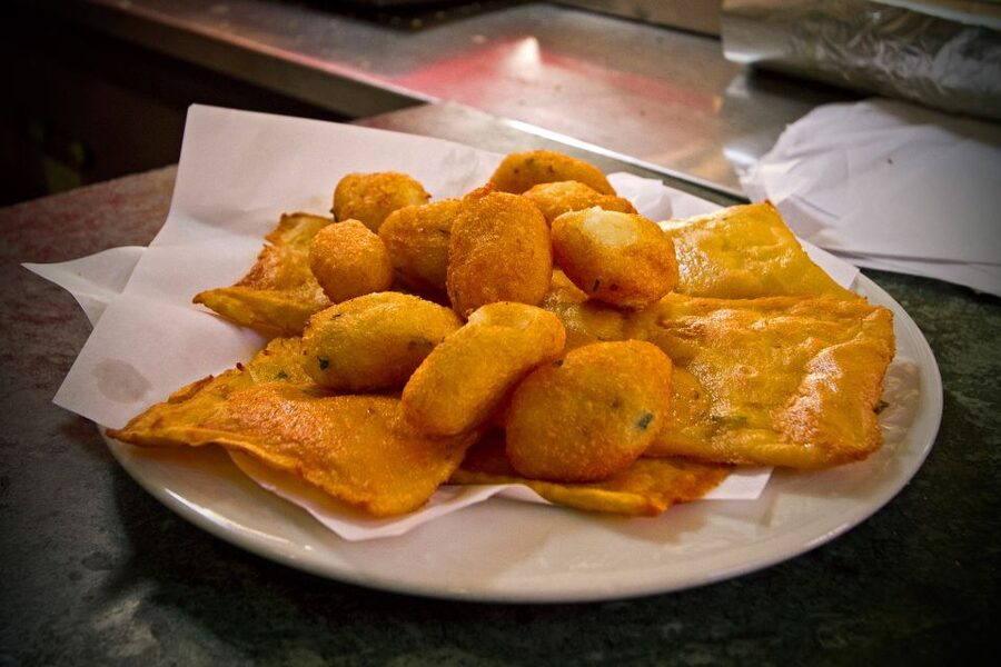 Palermo: Small Group Night Street Food Tour - Walking toward the old port: how the guide turns streets into context