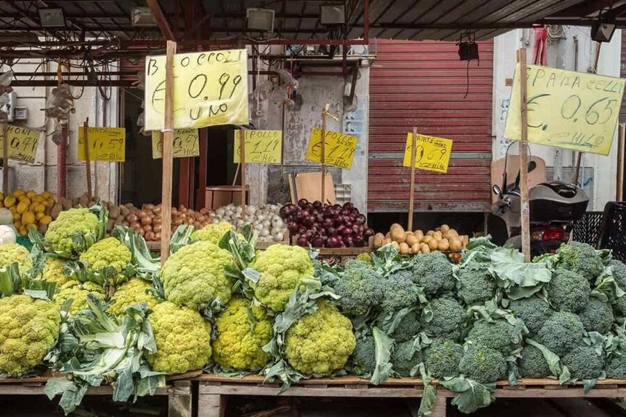 Palermo: Street Food Tour in Ballarò and Vucciria Markets - The Historic Clubs Stops: Why This Tour Feels Like Culture, Not Only Food