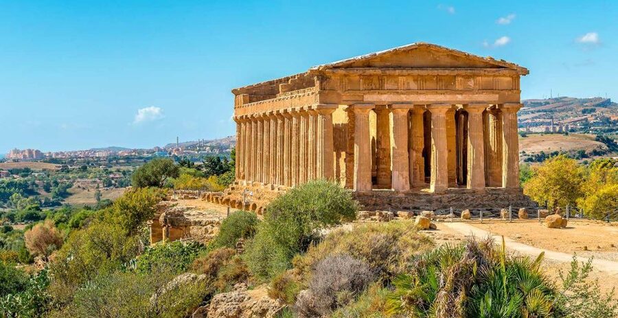 Palermo: Valley of the Temples and Scala dei Turchi Day Trip - Bus guide energy vs. on-site guidance: what you’re really paying for