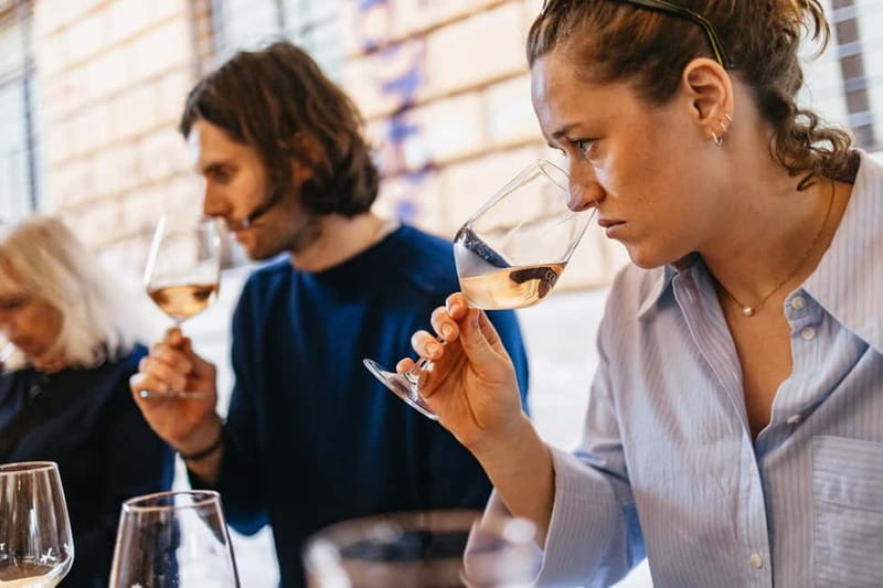 Palermo: Wine Tasting with Snacks at Bottega Monteleone - Sparkling wine and your first antipasto: the aperitivo warm-up