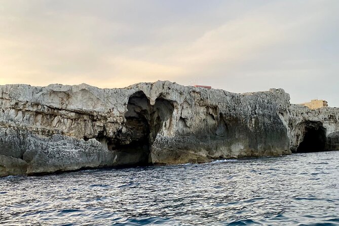 Private boat tour 1h Ortigia and caves with tales - Getting set up: private group size and the on-the-ground ease