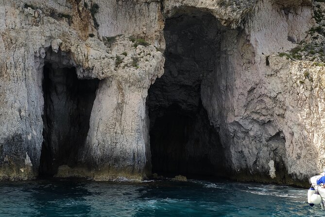 Private boat tour of the island of Ortigia and the sea caves - Private Boat Time in Syracuse and Ortigia’s Sea Caves