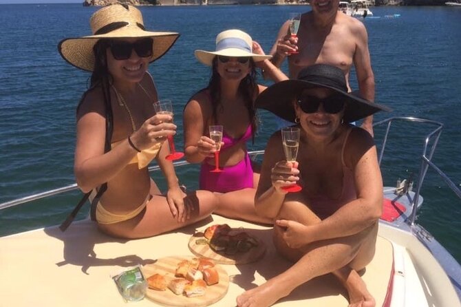Private boat tour with prosecco and fresh fruit - Ortigia by boat: why this route works