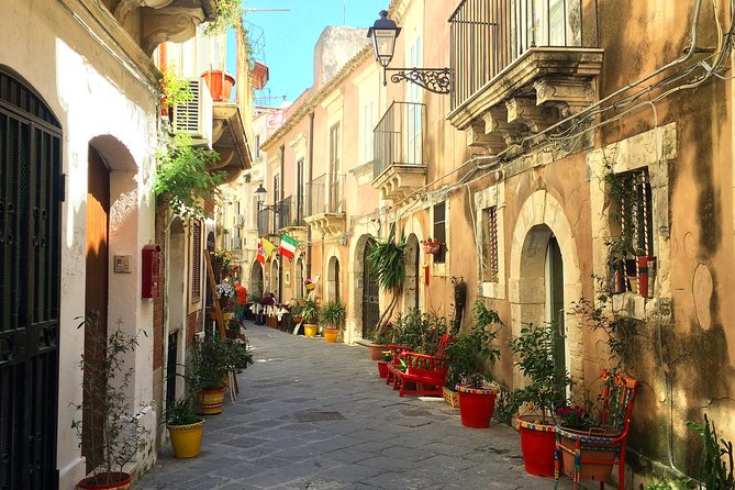 Private Syracuse Tour & light lunch in food market - Ortigia’s Market Walk: Getting Your Bearings in Syracuse