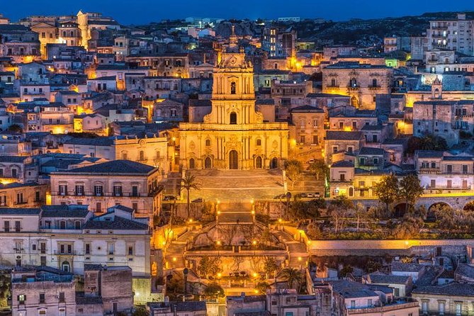 Ragusa, Modica & Scicli Tour - Ragusa Ibla: Piazza Duomo, Saint George, and that Catalan Gothic arch