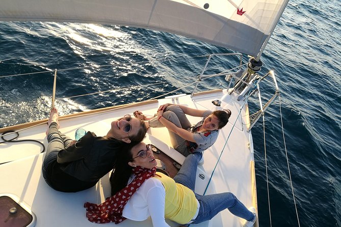 Sailing to Cyclops Islands Group Tour - What you eat and drink onboard: lunch, snacks, and alcoholic beverages included