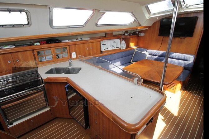 Sails between Sky and Sea - Aperitif and Lunch on Board: Food That Fits the Day