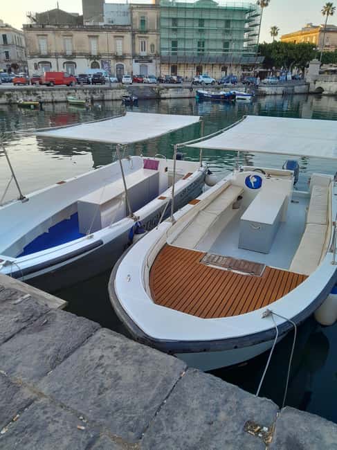 Siracusa: Ortigia Boat Tour with Marine Grotto & Snorkeling - From the port loop to Umbertino Bridge: the views you can’t get from streets