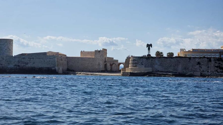 Siracusa: Ortigia +sea caves +fishing experience - Starting Outside A Surgiva: How the outing begins