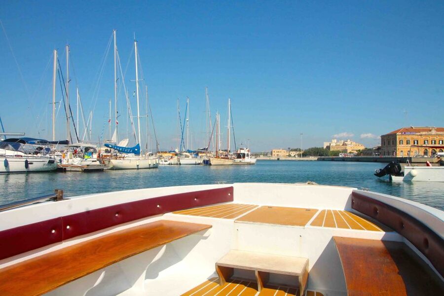 Siracusa: Ortygia Island Boat Tour with Grotto Visit - Shared-group vs private boat ride: space, pace, and comfort