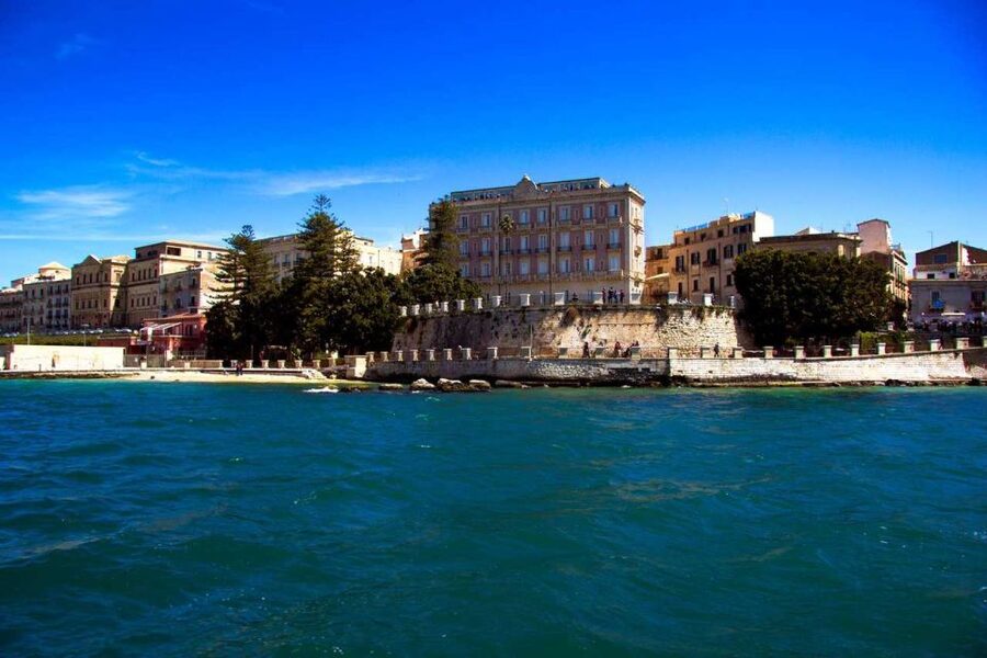 Siracusa: Ortygia Island Boat Tour with Grotto Visit - Who should book this Ortigia island boat-and-grottos tour?
