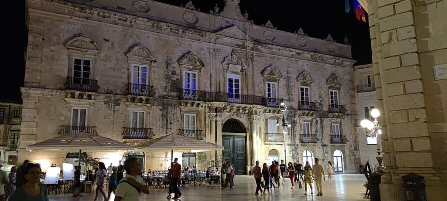 Siracusa Tour: Ortigia by Night in English - The guide factor: English storytelling that actually helps you see