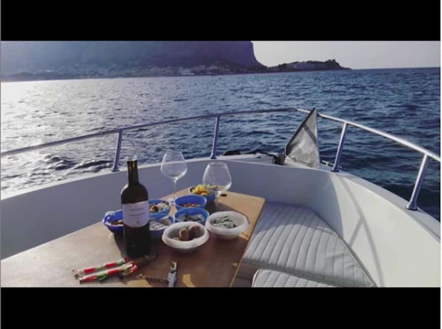 Sushi dinner on board at sunset at the Queen Cave - Practical tips so your evening stays smooth