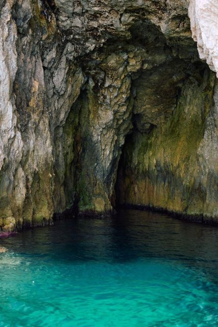 Syracuse: Boat tour with aperitif - Finding the dolphin flag at Ortigia