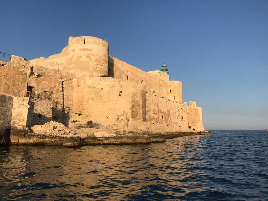 Syracuse: Magical Tour around the Island of Ortigia and sea caves - The 360° Ortigia circuit: seeing monuments from the water