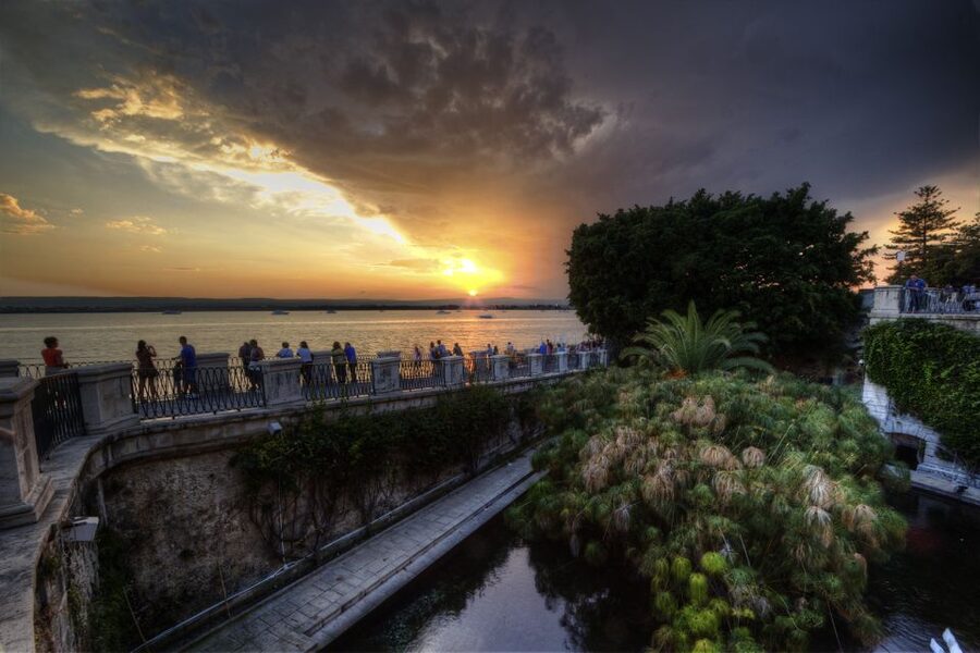 Syracuse: Ortigia Classic Walking Tour - Aretusa Spring and the seafront stroll: the view break you need