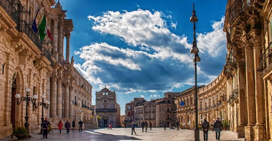 Syracuse: Ortigia Classic Walking Tour - Temple of Apollo and Apollo-area streets: start with the Greek spine
