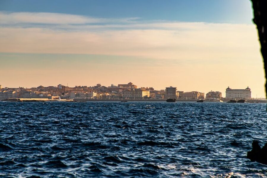 Syracuse: Ortigia Island Boat Tour with Lunch and Wine - Key highlights at a glance