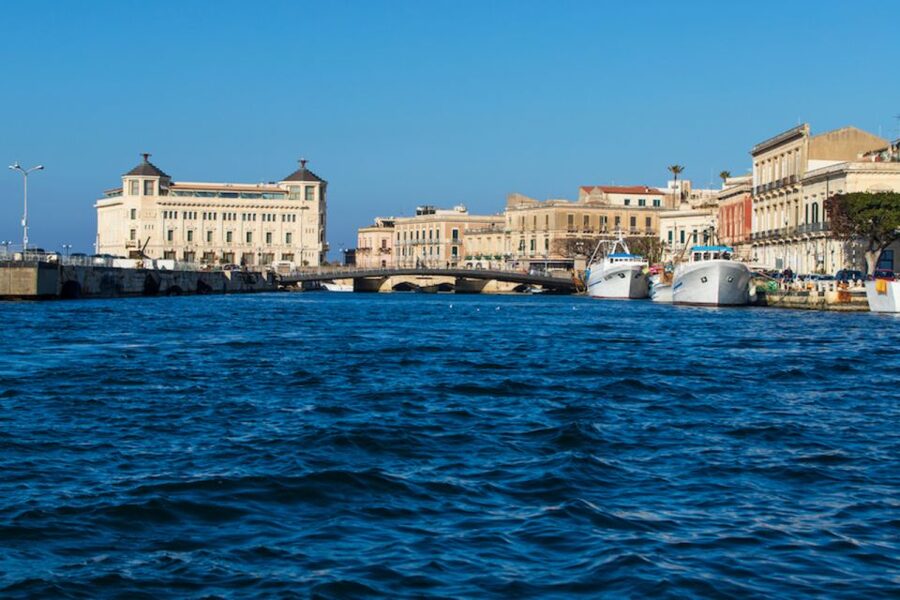 Syracuse: Ortigia Island Boat Tour with Lunch and Wine - Syracuse-to-Ortigia by boat: the feel of a 4-hour escape