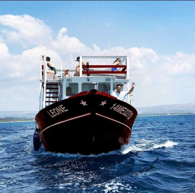 Syracuse: Ortigia Island Boat Tour with Lunch and Wine - Coastal caves and the Maniace Castle view along Syracuse’s shoreline