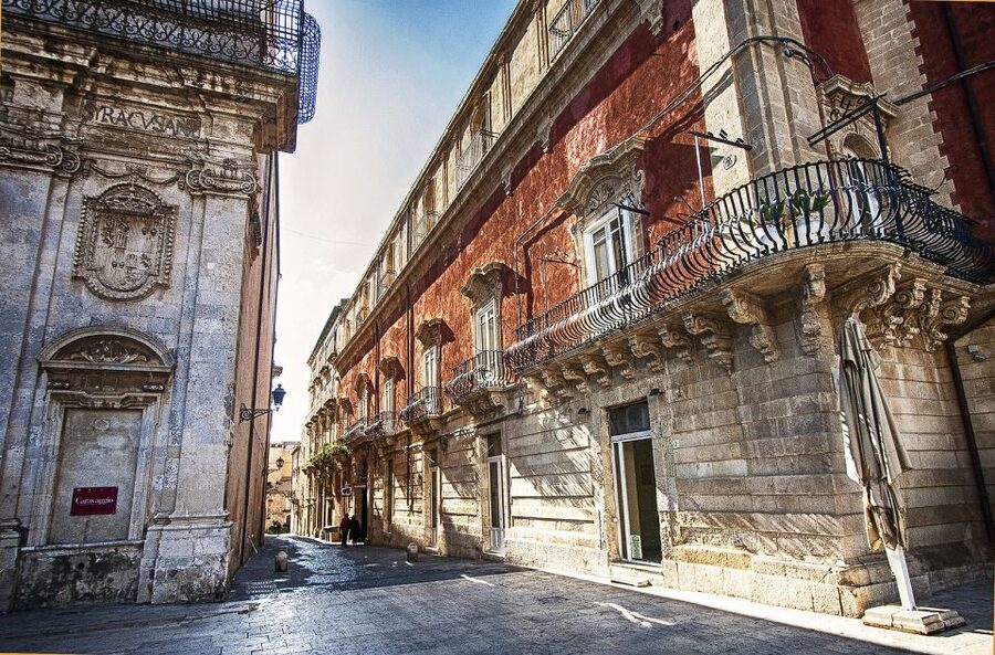 Syracuse: Ortigia Private Walking Tour - Aretusa Fountain: The Sea-Legend Stop With Papyrus in the Water