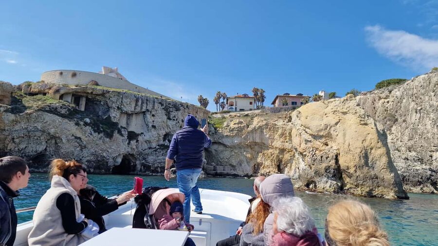 Syracuse:Ortigia, Sea Caves Winter Boat Tour + Tea & Blanket - The 1-hour plan: calm time on the water, not a rushed checklist