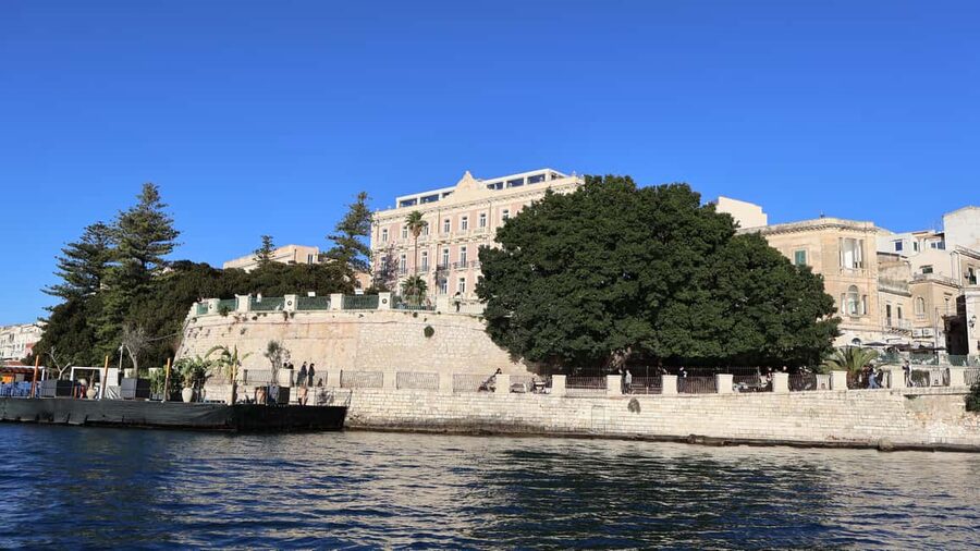 Syracuse:Ortigia, Sea Caves Winter Boat Tour + Tea & Blanket - Price and value: why $29 works for a winter cruise
