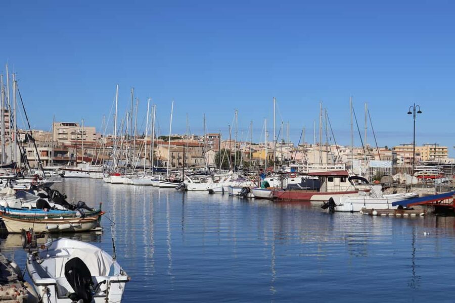 Syracuse:Ortigia, Sea Caves Winter Boat Tour + Tea & Blanket - Tea, herbal infusions, and blankets: the comfort you actually use