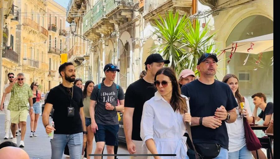 Syracuse: The Street Food Tour in Ortigia with a Local Guide - The Ortigia street market stop where you snack like locals