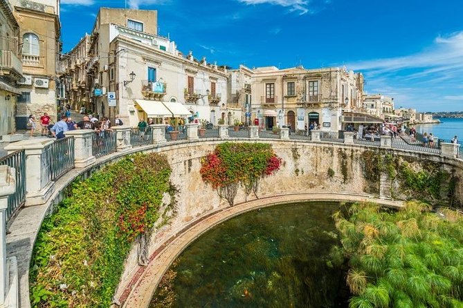 Syracuse tour - Stop 3: Porta Ferdinandea and Noto Antica’s baroque entrance effect