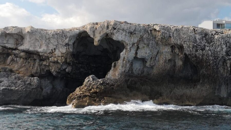 Syracuse:Tour Ortigia,caves with local skipper explanation - Key highlights to look for on this Ortigia cruise
