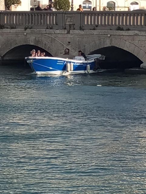 Syracuse:Tour Ortigia,caves with local skipper explanation - The skipper’s live commentary: how you get more than sightseeing