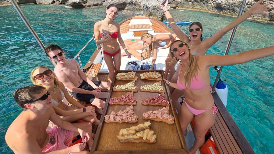 Taormina: Boat Tour with Sicilian Wine Tasting - Key things that make this boat tour worth your afternoon