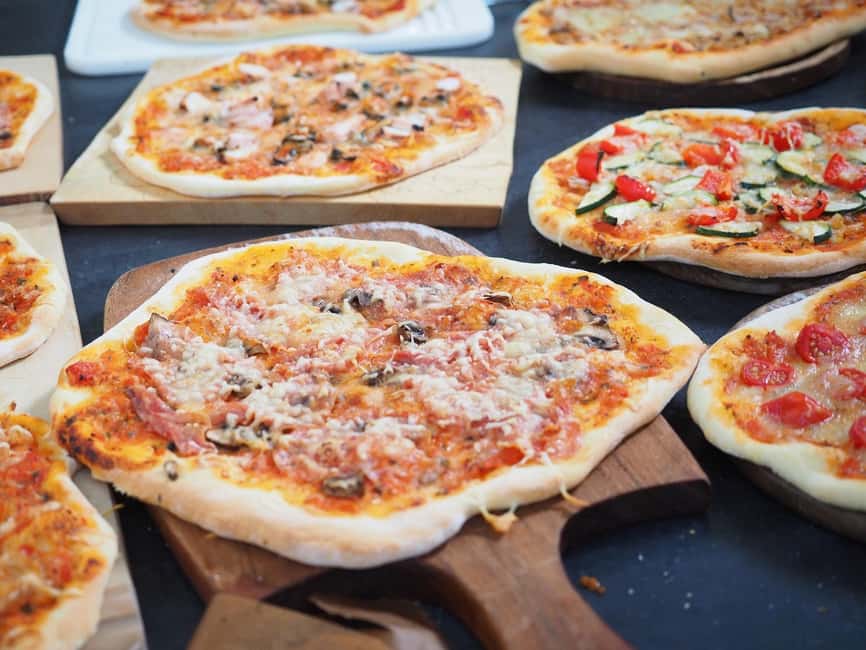 Taormina: Pizza Making Class with Lunch and Wine Tasting - Meeting the Chef at Porta Messina: How This Class Starts in Town