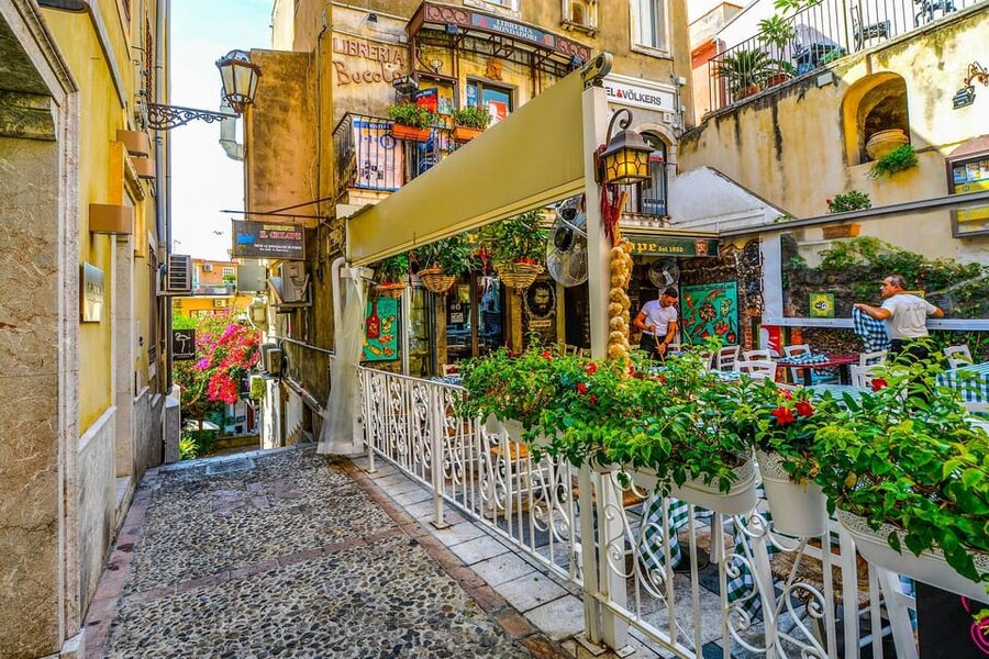 Taormina Private Tour: Discover Hidden Treasures and Dreamscapes - Porta Messina to Corso Umberto: your orientation in the first minutes