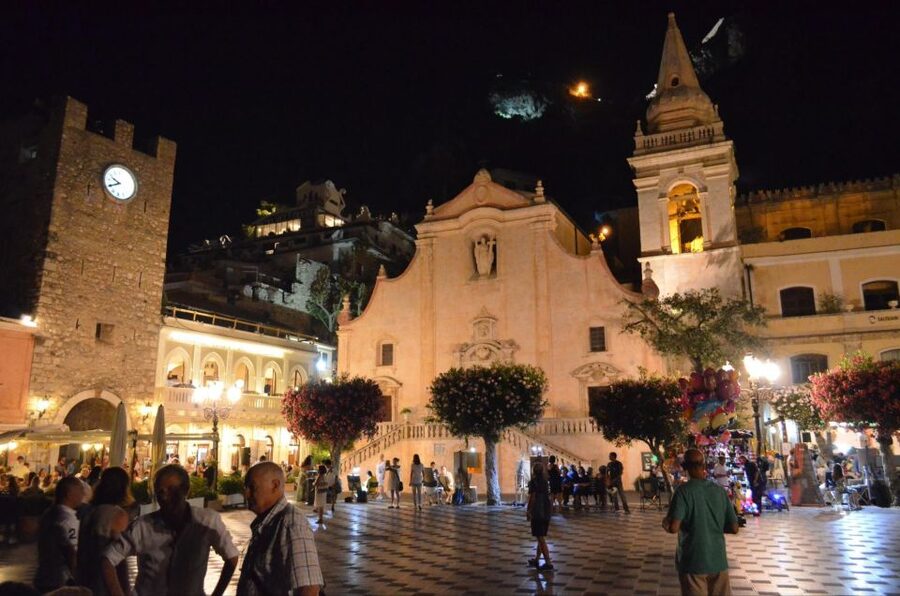 Taormina: Sunset Walking Tour & Aperitif on Rooftop Terrace - Walking Taormina’s golden-hour route, from Porta Messina to Piazza Duomo