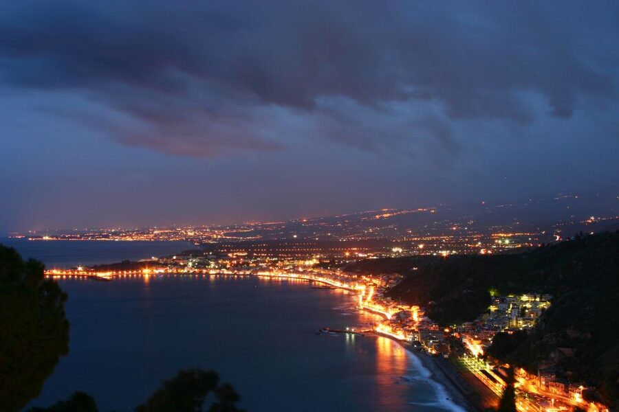 Taormina: Sunset Walking Tour & Aperitif on Rooftop Terrace - Corso Umberto and the town gates that frame the walk