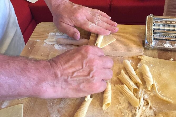 The grandmothers of Commerce Square. The taste of old traditions - The starter table: cheese, caponata, panelle, and a sweet-savory mood