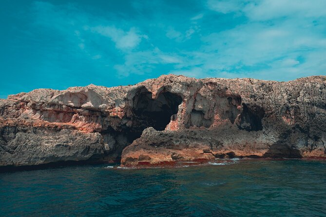 Tour of Ortigia and sea caves by boat in Syracuse - The sea caves: color changes, formations, and why timing matters