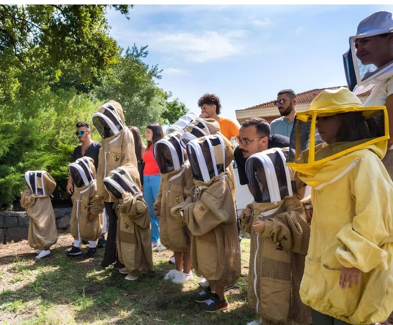 Zafferana Etnea:Honey extraction workshop and honey tasting - Honey Extraction in Zafferana Etnea: 1 Hour With Bees, Honey, and Real Food